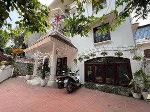 biệt thự lô góc đẹp nhất khu dịch vọng hậu cầu giấy. diện tích 236m2-lô góc 3 mặt tiền-giá 12x tỷ.