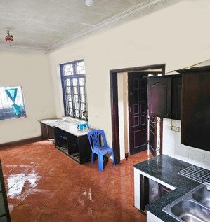 phố hoàng mai - nhà đẹp 2 tầng - 3 phòng ngủ rộng - ô tô cách nhà 15m giá 8tr/tháng