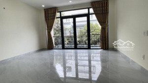 cho thuê phòng mới xây view landmark 40m2 giá 3tr, bao hết phí, có ban công rộng, giờ tự do