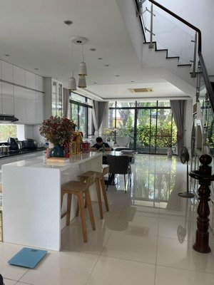 cho thuê biệt thự kdc garland 10x23m 3 lầu full nội thất gần gia hoà. lh 