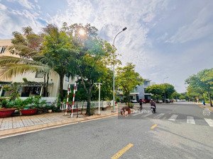 nhà đẹp 3 tầng trong khu compound, view sông thoáng mát, có công viên hồ bơi, bv 24/24, hỗ trợ bank