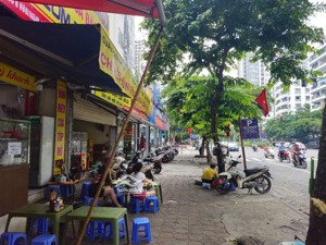 cần sang nhượng lại mặt bằng kinh doanh quán, bún phở. tại mặt phố hàn nghi.
