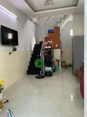 cho thuê nhà nguyên căn xvnt , p25 , ngay ngã tư hàng xanh , 2pn , 12triệu tl ít . lh : 