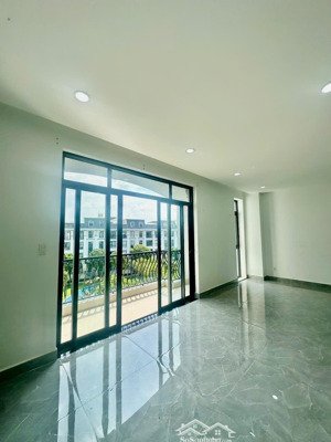 cho thuê văn phòng dt: 7*20m ngăn vách kính,full máy lạnh,view công viên tại kđt vạn phúc city