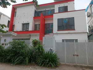 cho thuê biệt thự phố nguyễn xuân khoát gần đsq hàn, diện tích 250m2 x 3 tầng, mặt tiền 17m
