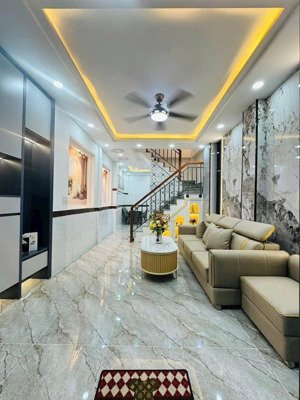 chị tư lài cần bán gấp nhà đường nguyễn hữu cảnh, p.22, q.bình thạnh dt 40 m2 giá 2 tỷ 090