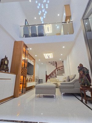 bán nhà thạch bàn 43m2 x 4 tầng, ôtô 7 chỗ đỗ cửa, gần aeon, cầu vĩnh tuy, chỉ hơn 5 tỷ