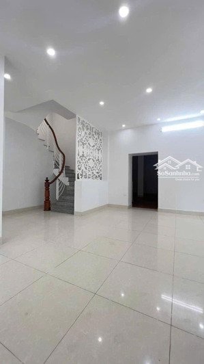 90m2 - 36 tỷ - mặt tiền 8m - nhà vườn 4 tầng - trung tâm đống đa - dân trí cao - an ninh tốt