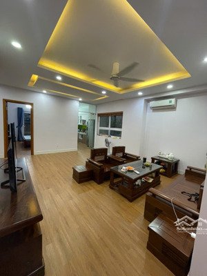 chính chủ bán 3 ngủ tầng trung ban công nam, full nội thất, sẵn sổ, slot ô tô hầm, giá thương lượng