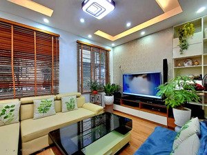 nhà đẹp hoàng cầu- đống đa. mt 9,5m - 75m2 - 25 tỷ. ô tô đỗ cửa. 1 nhà ra phố. đón đầu quy hoạch