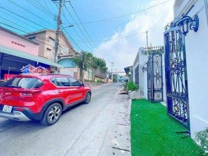 nhà lầu gần chợ chánh mỹ cách chợ 50m, nhựa 6m thông 5 dài 15m full thổ cư 2pn chỉ 3ty450. lh việt