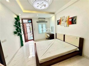 phòng đẹp, có ban công, cửa sổ, 25 m2, lò đúc-trần khát chân