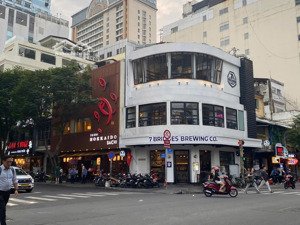 bà tôi bán mặt tiền huỳnh văn bánh, phú nhuận - dt 7.5x20m - 4 tầng - hđt 150 tr/tháng - giá 35 tỷ