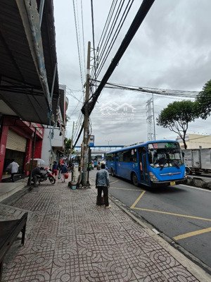 cặp nhà 8.5mx20m mặt tiền quốc lộ 22, p.trung mỹ tây. ngay bến xe an sương.đúc 2 lầu. giá : 12.9 tỷ