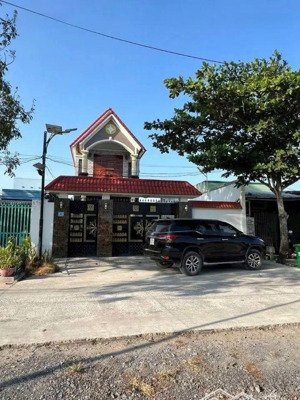 biệt thự ngay 2 mặt tiền tại xã phước lợi, bến lức, long an. đường xe tải và view sông. dt: 347m2