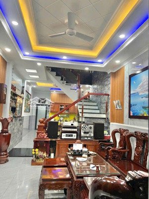 bán căn nhà phố đẹp 1 trệt 2 lầu vị trí trung tâm phường đông hòa ngay hội trường. nhà đẹp giá tốt