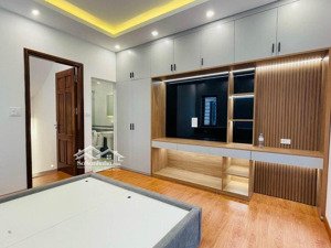 5.27 tỷ. nhà mới full nội thất. căn nhà 34m2 mặt tiền 3.8m x 5 tầng x 6pn. đường 3m, đức diễn - btl