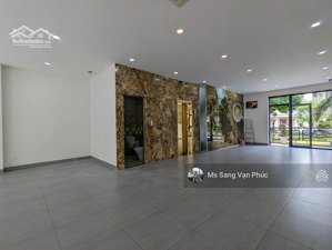 cho thuê tầng trệt 7x20m vạn phúc. sàn trống suốt, máy lạnh, hầm xe miễn phí. giá thuê 17tr/th