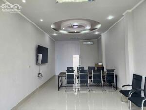 Cho thuê nhà 1 trệt 2 lầu mặt tiền đường lê bình, gần đại học cần thơ