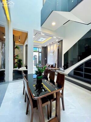 CHÍNH CHỦ BÁN NHÀ MT Nguyễn Huỳnh Đức, TP Tân An, gần Aeon Mall, nhà 3 tầng chắc chắn. Giá 2 tỷ 8