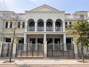 hotdeal duy nhất căn nhà phố ngang 7m bao giá thị trường chỉ 6,3 tỷ gồm vat. vị trí rất đẹp. nhận n
