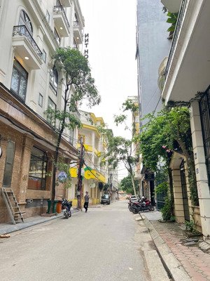 - bán nhà trung kính-122m2*4tầng phân lô ô tô tránh- mặt tiền bề thế,khu vực sầm uất,kinh doanh