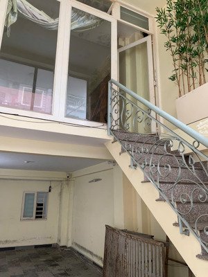 cho thuê văn phòng tầng lửng lối đi riêng 5.5 triệu