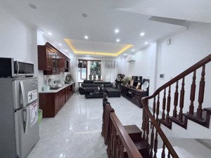 cho thuê nhà nguyên căn .6 tầng .full nội thất .ở sướng .sài đồng .long biên