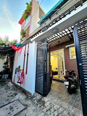 nhà 1 trệt 1 lầu giá mềm. vị trí ngay trung tâm bước chân ra ubnd thủ đức, 200m ra nguyễn thị định