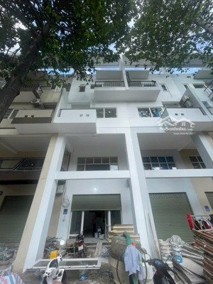 cho thuê nhà phố unitown 7pn, 8wc giá 25 triệu/th - tp mới bình dương