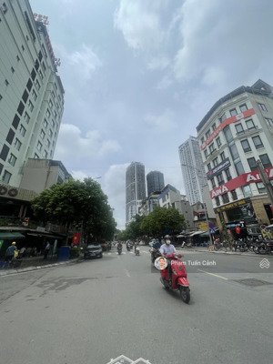 building đẳng cấp khúc thừa dụ , kđt mới cầu giấy dt 127m x7 tầng, mt 8.1m
giá chỉ 66.66 tỷ