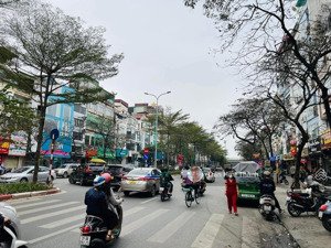 tòa văn phòng , building 11 tầng full nội thất , pccc tiêu chuẩn , 200m - giá 155 tỷ (thương lượng)