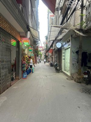 bán nhà cầu giấy 35m2 - xây 3 tầng - mặt tiền 6m lô góc - sổ đỏ vuông như bánh chưng - cất két