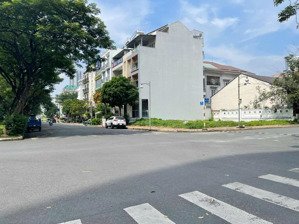 bán 1 cặp đất góc 2 mặt đường lớn phú mỹ hưng, q7. dt: 276m2, giá 125 tỷ. lh: 