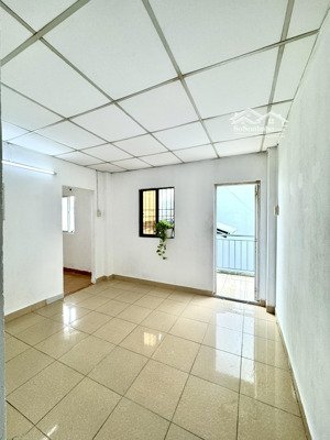 căn hộ 2 phòng riêng biệt, ban công lớn. gần phan xích long