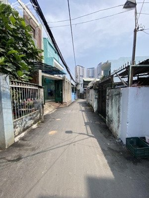 bán nhà nát bình trưng tây q2, 9.8 x 22m, xe hơi con đổ trong sân