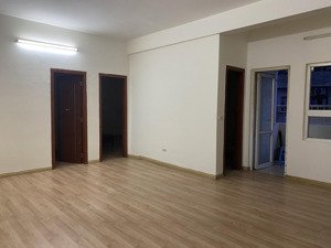 cho thuê căn góc thoáng, tầng trung 73m2, 2pn, 2vs, sàn gỗ, nóng lạnh, 1 giường đôi, bàn bếp, quạt.