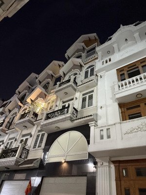 bán nhà quận 7,cạnh pmh,ngang 5.2m, 5 tầng,8.x,
shhc