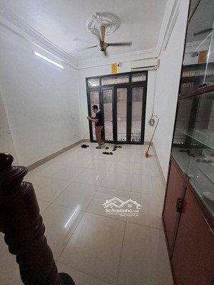 nhà ngõ 1 phố phạm tuấn tài. diện tích 42m2 x 4 tầng có đh, nl, bếp, ô tô đậu cửa