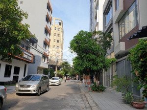 bán nhà 3 tầng kẹp cống mặt tiền nguyễn xuân khoát,song song phạm văn đồng dt 130m2