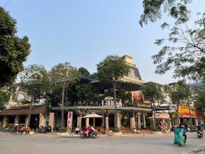 cực rẻ tại phố đội cấn diện tích 280m2 mặt tiền 18m giá thuê chỉ 45 triệu không gian sân vườn