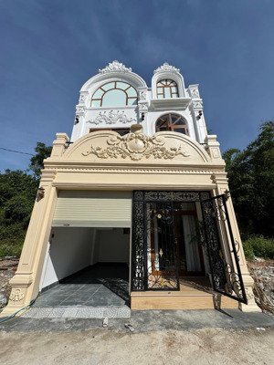 nhà 2 tầng tân cổ điển gần cầu nguyễn hoàng huế,view thoáng mát