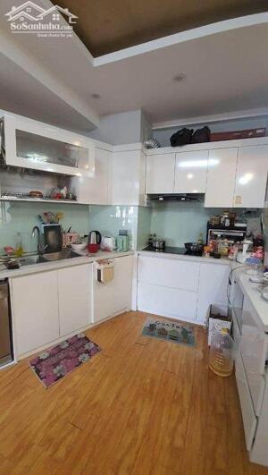 Cho thuê căn hộ chung cư 137 Nguyễn Ngọc Vũ ngay chân cầu vượt Lê Văn Lương 70m2 có 2PN - 2WC có đồ