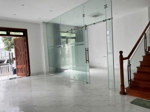 có thang máy, dt 160m2, 25tr/tháng gần hồ, gần tttm vincom và công viên tại vinhomes ocean park 1