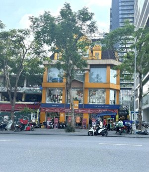 cho thuê nhà mp lạc long quân 300m x 5 tầng, mt 15m, điểm đẹp, phù hợp nhiều mô hình kinh doanh.