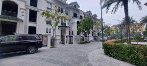 chính chủ nhờ bán biệt thự hdi tây hồ, dt 135m2, xây 5 tầng, mt 9m, có ô chờ thang máy, sẵn sổ