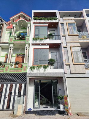 nhà phố: 4tỷ550, 63m2 nhà đúc 3 tấm đầy đủ nội thất kdc gần ngã tư miếu ông cù, tp. thuận an