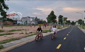 bán ngay lô đất mặt tiền phố phùng hưng- đường rộng thông thoáng, dân cư đông, giá 1tỷ1 - sổ sẵn
