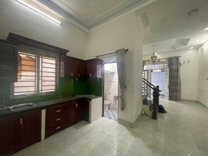 8 triệu/tháng - nhà nguyên căn 2 lầu 4 phòng ngủ 3wc 1 xẹt nguyễn duy trinh