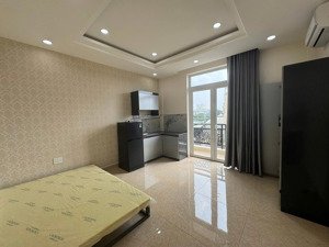 còn 1 phòng ban công, dt24m2 - đối diện đh luật, sát chợ bình triệu, full nội thất